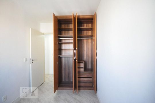 armário do quarto 1 de apartamento para alugar com 2 quartos, 48m² em Vila Andrade, São Paulo
