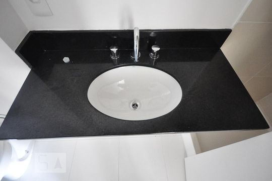 detalhe do banheiro de kitnet/studio para alugar com 1 quarto, 32m² em Santo Amaro, São Paulo