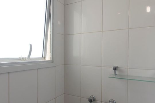 Banheiro de apartamento para alugar com 2 quartos, 56m² em Lapa, São Paulo