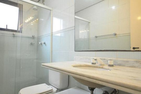 banheiro de apartamento à venda com 3 quartos, 144m² em Real Parque, São Paulo
