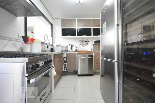 cozinha de apartamento para alugar com 3 quartos, 180m² em Vila Suzana, São Paulo