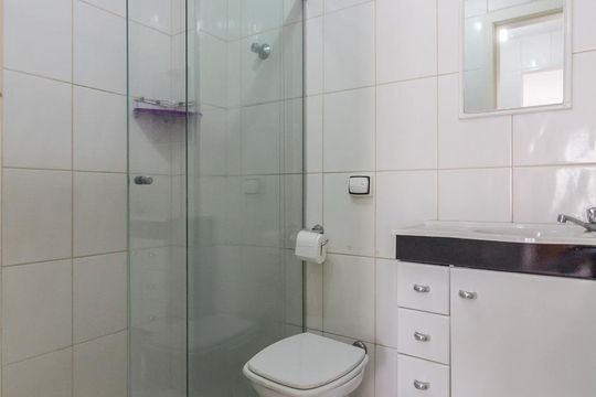 Banheiro de kitnet/studio para alugar com 1 quarto, 34m² em Vila Buarque, São Paulo