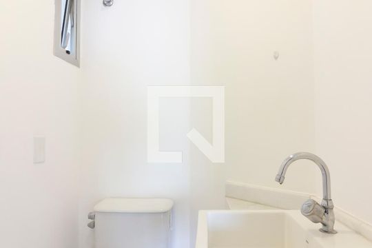 Banheiro de apartamento para alugar com 2 quartos, 56m² em Sumarezinho, São Paulo