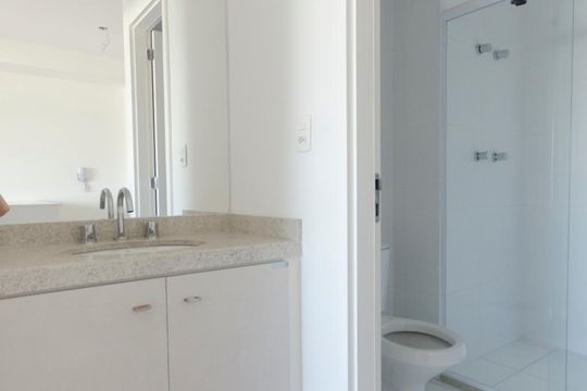 Banheiro de apartamento à venda com 1 quarto, 47m² em Parque Industrial Tomas Edson, São Paulo