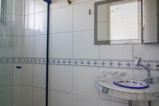 Banheiro de Serviço de apartamento para alugar com 3 quartos, 98m² em Vila Pompéia, São Paulo