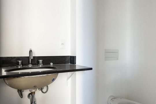 Banheiro de kitnet/studio à venda com 1 quarto, 32m² em Santo Amaro, São Paulo