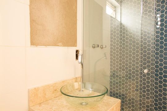 Banheiro  de apartamento à venda com 2 quartos, 72m² em Cambuí, Campinas