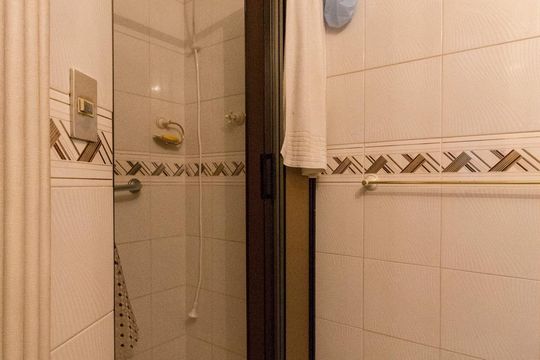 Box do Banheiro Social  de apartamento para alugar com 2 quartos, 55m² em Vila Gomes Cardim, São Paulo