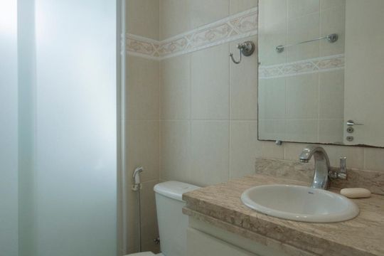 Banheiro de apartamento para alugar com 2 quartos, 49m² em Vila Firmiano Pinto, São Paulo