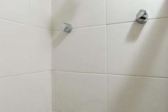 Banheiro de apartamento para alugar com 1 quarto, 47m² em Alphaville Industrial, Barueri