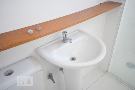 detalhe do banheiro de apartamento à venda com 2 quartos, 70m² em Real Parque, São Paulo