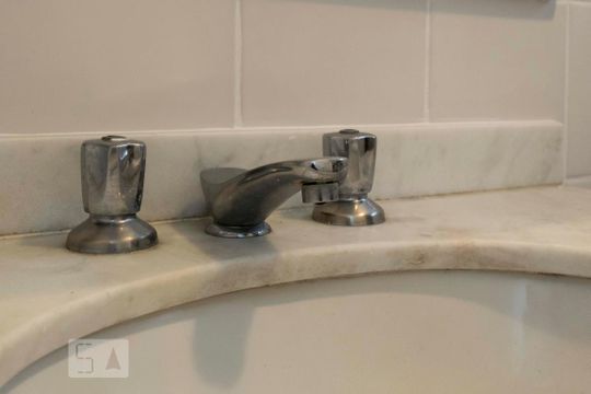 Banheiro social (Torneira) de apartamento para alugar com 3 quartos, 101m² em Mirandópolis, São Paulo