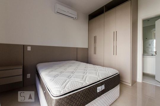 Sala / Quarto de kitnet/studio para alugar com 1 quarto, 51m² em Tamboré, Santana de Parnaíba