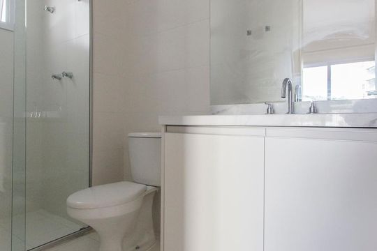 Banheiro de kitnet/studio para alugar com 1 quarto, 51m² em Tamboré, Santana de Parnaíba