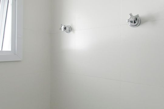 Banheiro de kitnet/studio para alugar com 1 quarto, 51m² em Tamboré, Santana de Parnaíba