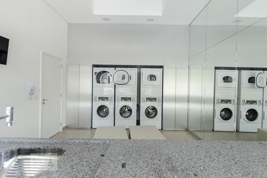 Lavanderia de kitnet/studio para alugar com 1 quarto, 51m² em Tamboré, Santana de Parnaíba
