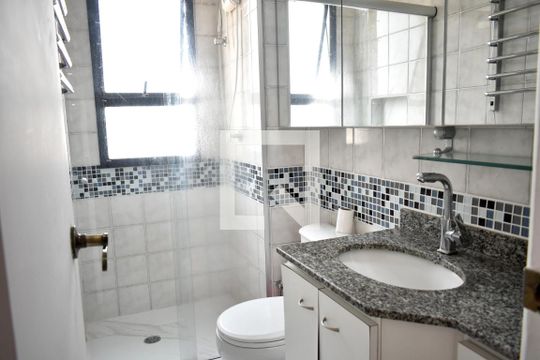 Banheiro Social de apartamento para alugar com 1 quarto, 52m² em Chácara Inglesa, São Paulo