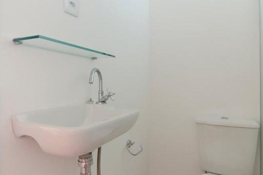 Lavabo de apartamento para alugar com 1 quarto, 45m² em Água Branca, São Paulo