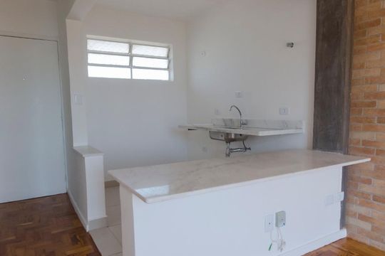 Cozinha de apartamento para alugar com 1 quarto, 45m² em Água Branca, São Paulo