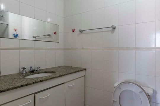 Banheiro social de apartamento para alugar com 3 quartos, 83m² em Vila Clementino, São Paulo