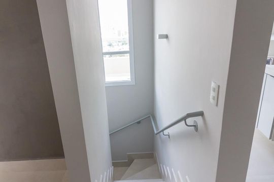 Escada para piso inferior de apartamento à venda com 2 quartos, 141m² em Pinheiros, São Paulo