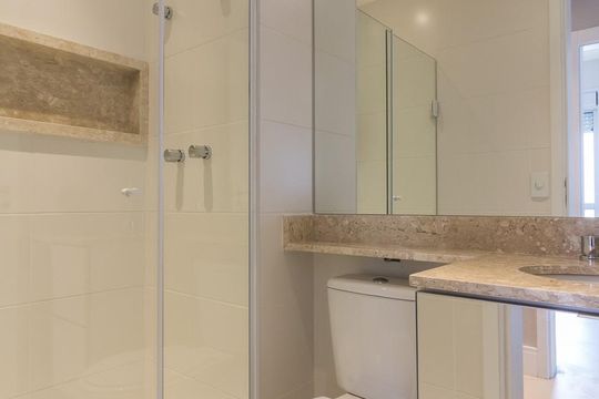 Banheiro de apartamento à venda com 2 quartos, 141m² em Pinheiros, São Paulo