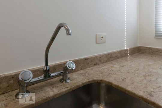 Cozinha (Torneira) de kitnet/studio para alugar com 1 quarto, 28m² em Aclimação, São Paulo