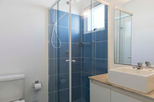 Banheiro de kitnet/studio para alugar com 1 quarto, 28m² em Aclimação, São Paulo
