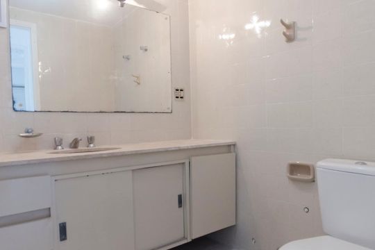 Banheiro de apartamento à venda com 3 quartos, 78m² em Vila Madalena, São Paulo