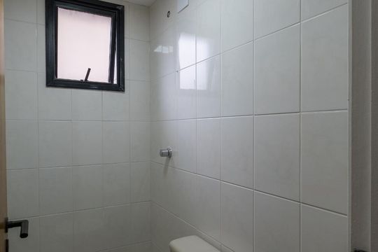 Banheiro de Serviço de apartamento para alugar com 2 quartos, 74m² em Pinheiros, São Paulo