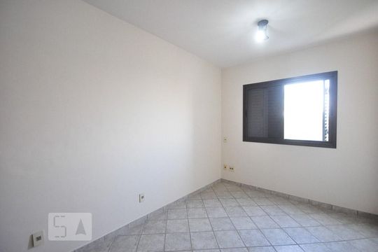 suíte  de apartamento à venda com 2 quartos, 65m² em Vila Indiana, São Paulo