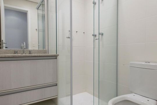 Banheiro da suíte de apartamento à venda com 2 quartos, 77m² em Centro, Osasco