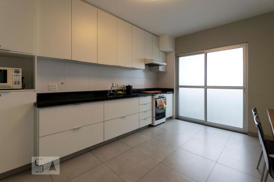 Cozinha de apartamento para alugar com 2 quartos, 106m² em Jardim Glória, São Paulo