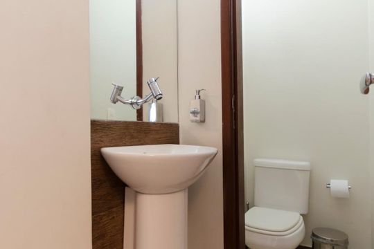 Lavabo de casa à venda com 3 quartos, 240m² em Sumaré, São Paulo