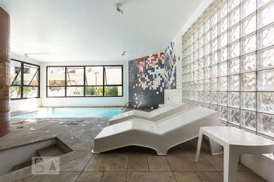 Piscina coberta de apartamento para alugar com 1 quarto, 56m² em Pinheiros, São Paulo