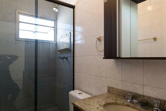 Banheiro social de apartamento para alugar com 2 quartos, 60m² em Vila Gumercindo, São Paulo