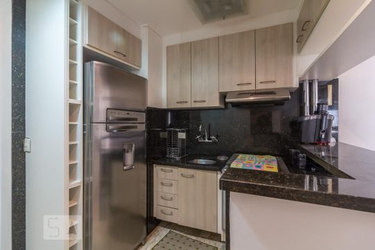 Cozinha de apartamento para alugar com 2 quartos, 66m² em Itaim Bibi, São Paulo