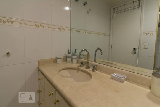 Banheiro de apartamento para alugar com 2 quartos, 66m² em Itaim Bibi, São Paulo