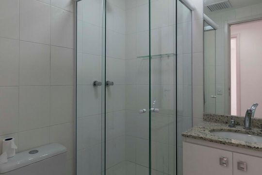 Banheiro social de apartamento à venda com 2 quartos, 60m² em Vila Gumercindo, São Paulo