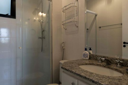 Banheiro social de apartamento à venda com 2 quartos, 110m² em Vila Guarani (z Sul), São Paulo