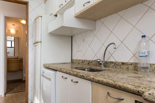 Cozinha de apartamento para alugar com 1 quarto, 65m² em Itaim Bibi, São Paulo