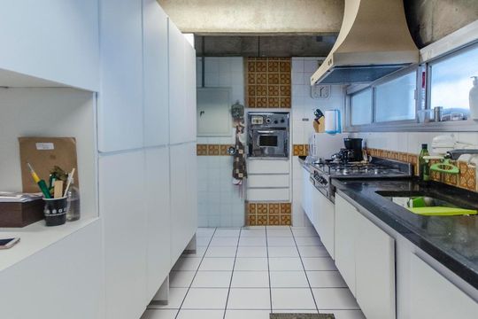 Cozinha de apartamento à venda com 3 quartos, 330m² em Sumaré, São Paulo