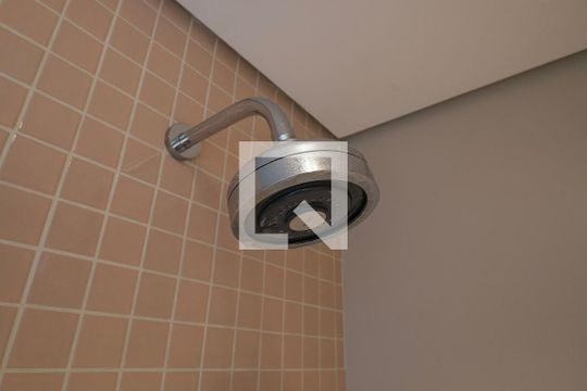 Banheiro de apartamento para alugar com 1 quarto, 40m² em Pinheiros, São Paulo
