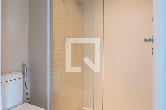 Banheiro de apartamento para alugar com 1 quarto, 40m² em Pinheiros, São Paulo