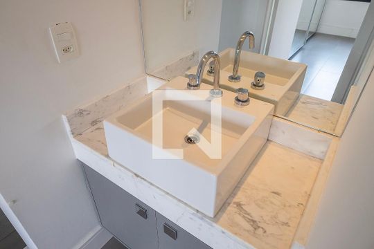 Banheiro de apartamento para alugar com 1 quarto, 40m² em Pinheiros, São Paulo
