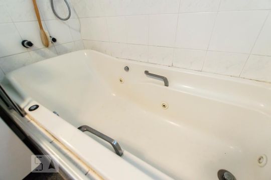 Banheiro da suíte 3 de apartamento para alugar com 3 quartos, 185m² em Real Parque, São Paulo