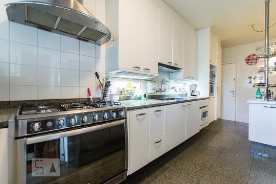 Cozinha de apartamento para alugar com 3 quartos, 185m² em Real Parque, São Paulo