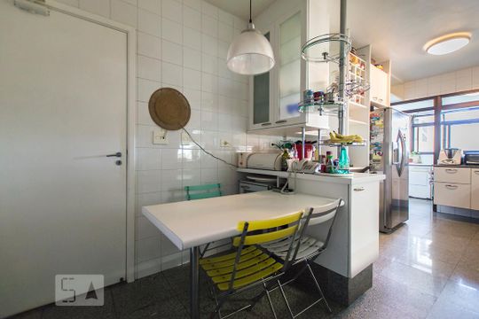 Cozinha de apartamento para alugar com 3 quartos, 185m² em Real Parque, São Paulo