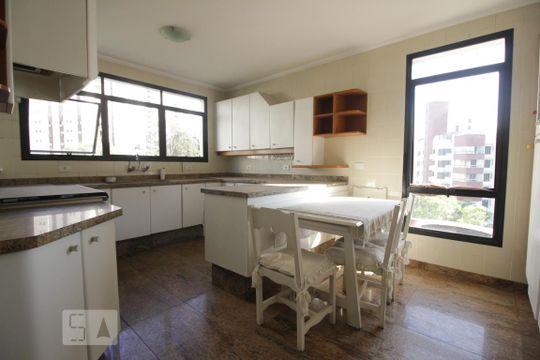 Cozinha de apartamento à venda com 4 quartos, 290m² em Vila Suzana, São Paulo