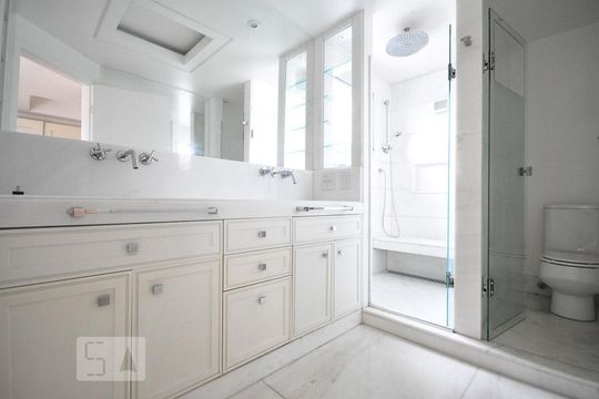 banheiro suíte 3 de apartamento para alugar com 3 quartos, 211m² em Vila Andrade, São Paulo